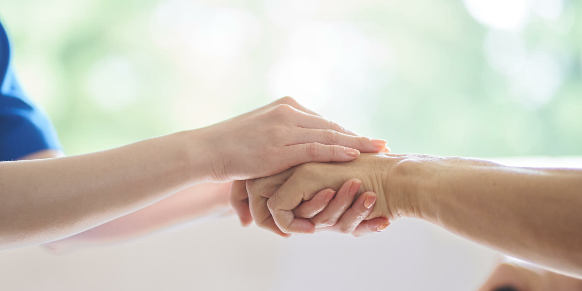 介護士と高齢者の手元