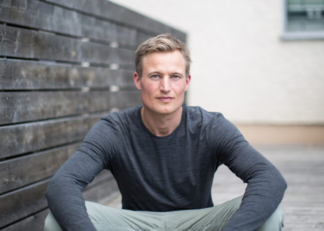 -simon-schnetzer_portrait-quer_copyright-pio-mars_rgb_2480x1722